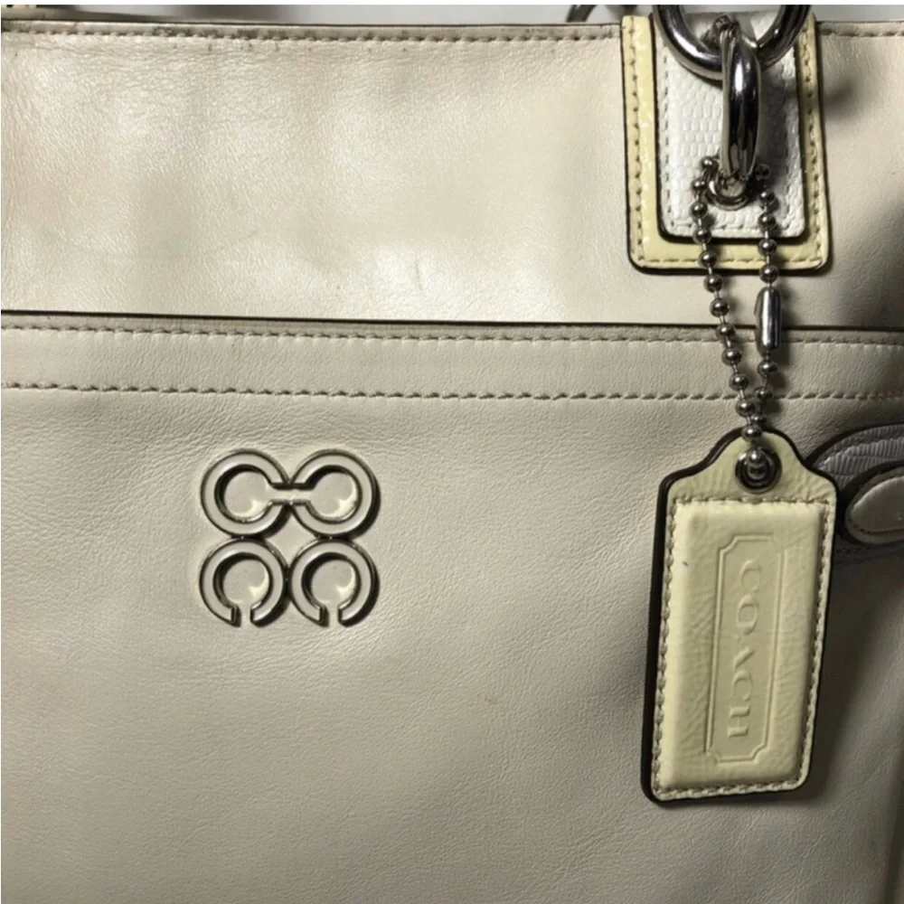 Coach Colette Cream Leather Shoulder Bag.